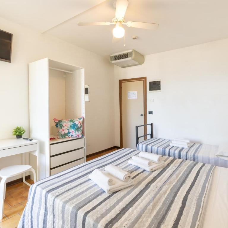 Hotel Mignon Riccione Fronte Mare - Habitación Triple con balcón - 27