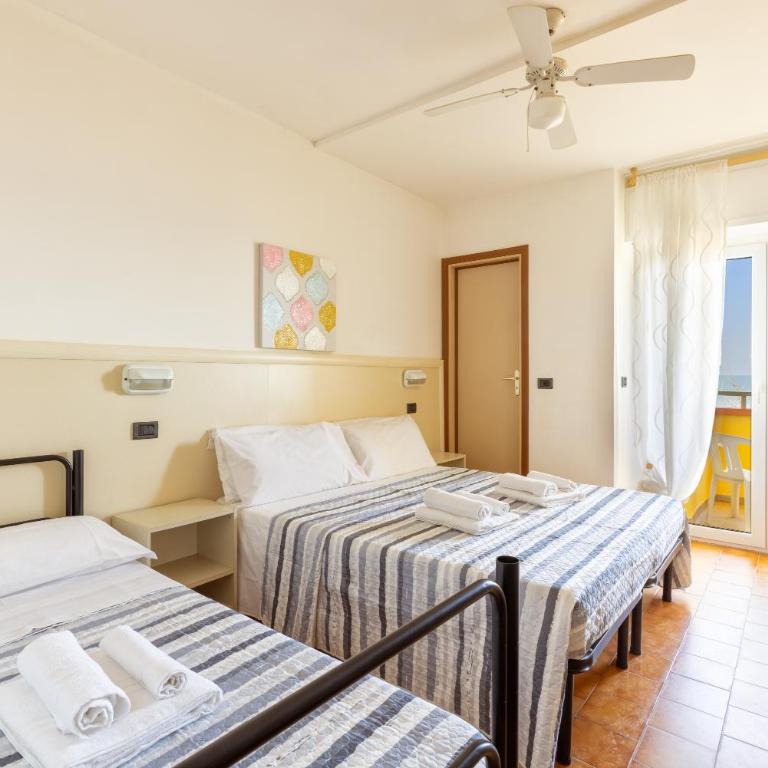 Hotel Mignon Riccione Fronte Mare - Habitación Triple con balcón - 29