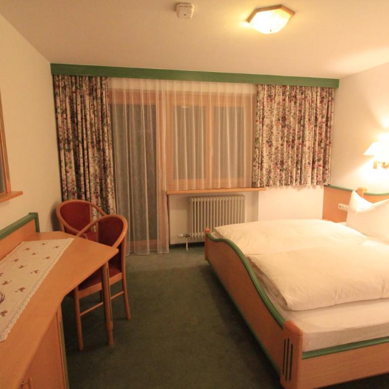Pension Bergland - Doppelzimmer mit Balkon - 5