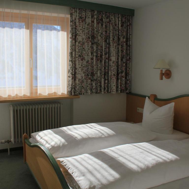 Pension Bergland - Doppelzimmer mit Balkon - 8