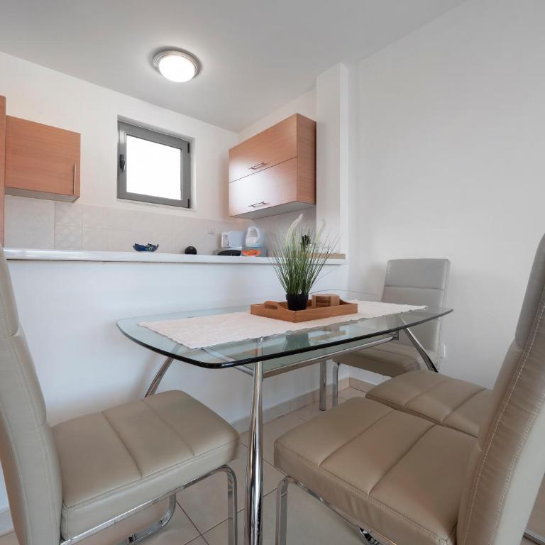 Sea view Two bedroom Family Apartment with pool - Sunset Ivanovići - Apartment with Sea View - 13