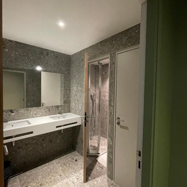 Adveniat Paris - Lit dans Dortoir Femmes de 6 Lits avec Salle de Bains Commune - 4