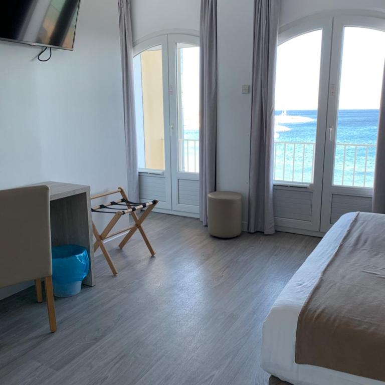 Hôtel Beau Rivage - Chambre Familiale avec Balcon et Vue sur la Mer - 14