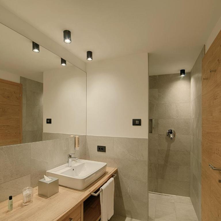 Hotel Villa Eden - Deluxe Double or Twin Room with Balcony - 9