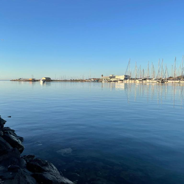 Studio - Les pieds dans l'eau agréable en toutes saisons 4 couchages - climatisation - parking privé - piscine sur mer - vue magnifique et rare - situation optimum - Les argonautes - Ile des pêcheurs - Cap d'Agde - One-Bedroom Apartment - 37
