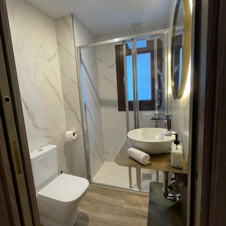 ATENEO CUENCA Suites con cocina en el casco histórico - Suite con balcón - 20