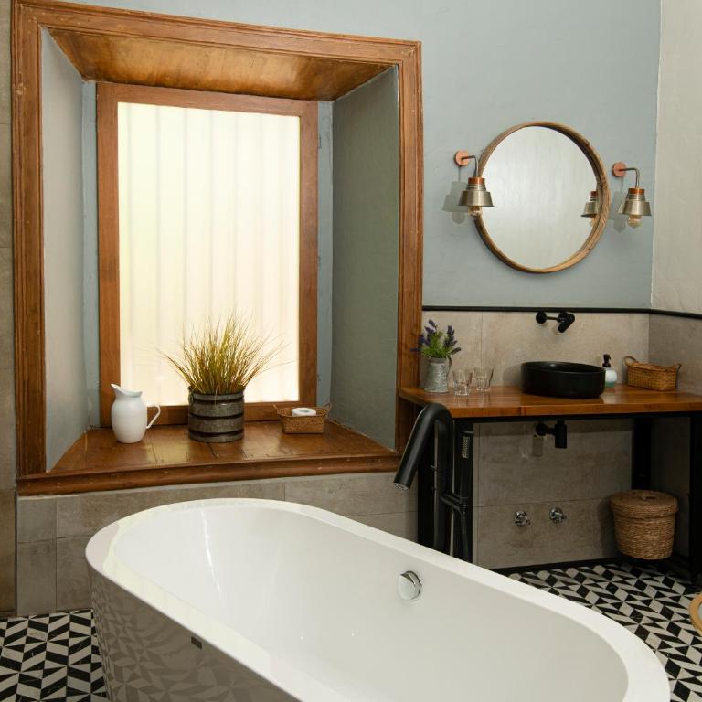 Solar Madariaga Hotel - Deluxe Suite with Spa Bath - 4