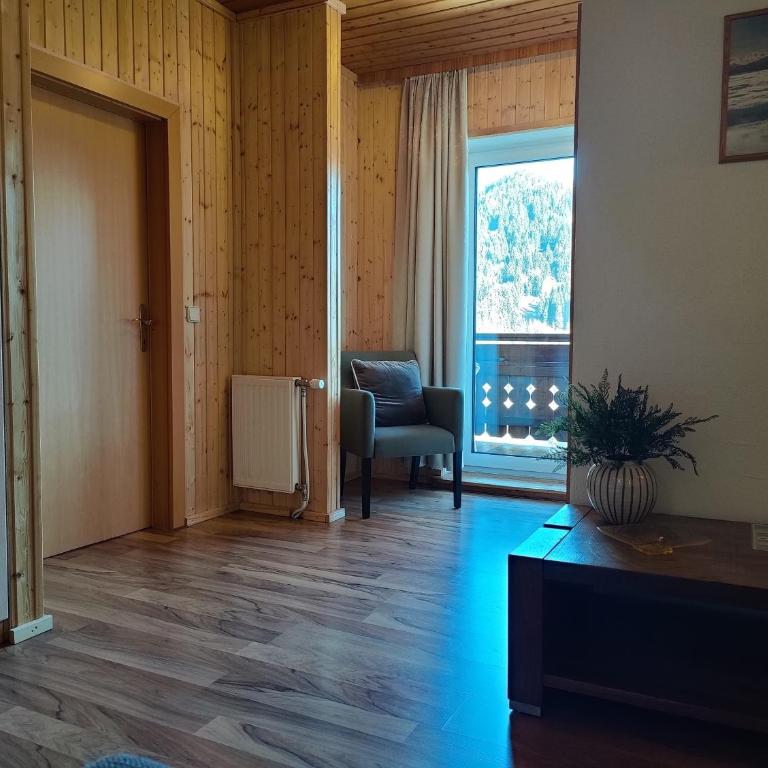 Pension Almhof - Familienzimmer mit Balkon - 11