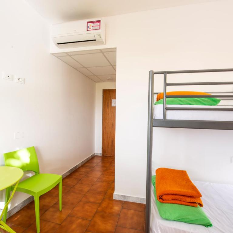 Safestay Pisa Centrale - Camera Doppia con Letti Singoli con Bagno Privato Esterno - 5