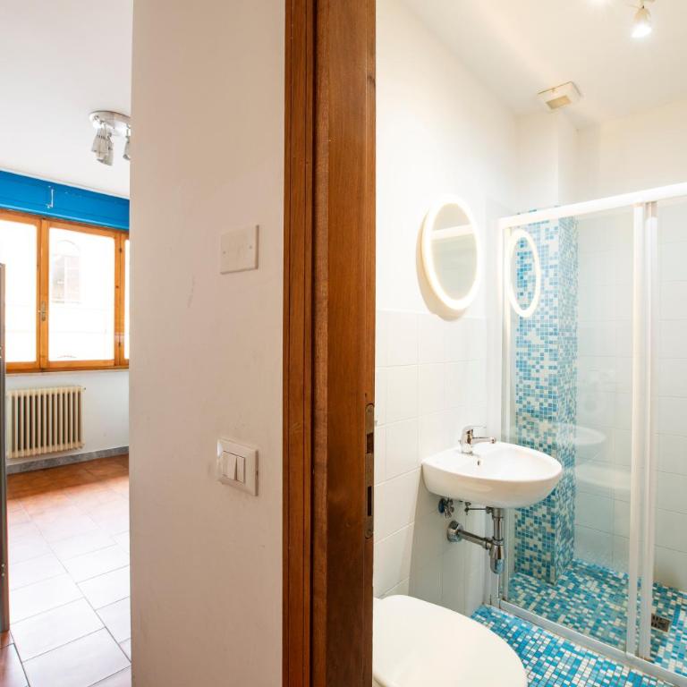 Safestay Pisa Centrale - Camera Doppia con Letti Singoli con Bagno Interno - 16