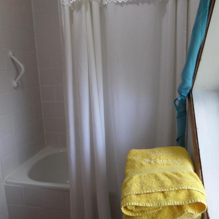 Hostal y Cabañas Villa Germana - Habitación Triple con baño privado - 2