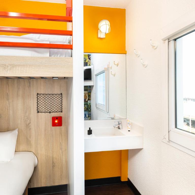 hotelF1 Chambéry Nord - Chambre Break avec 3 Lits Simples Superposés et Salle de Bains Commune - 8