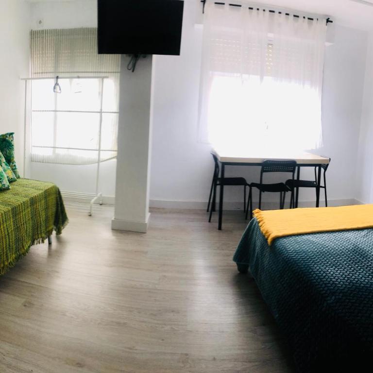 Mercado Huelin Apartments - Standard Triple Studio - 2
