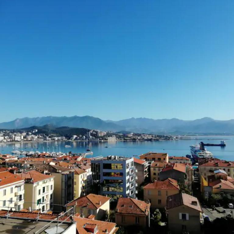 Centre ville avec vue magnifique sur le golfe d'Ajaccio; parking privé. - Appartement 2 Chambres - 5