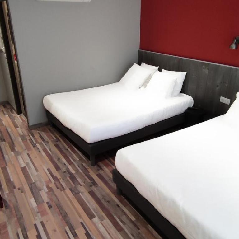 Logis Hotel Yseria - Historical Center - Chambre Quadruple Confort - 1