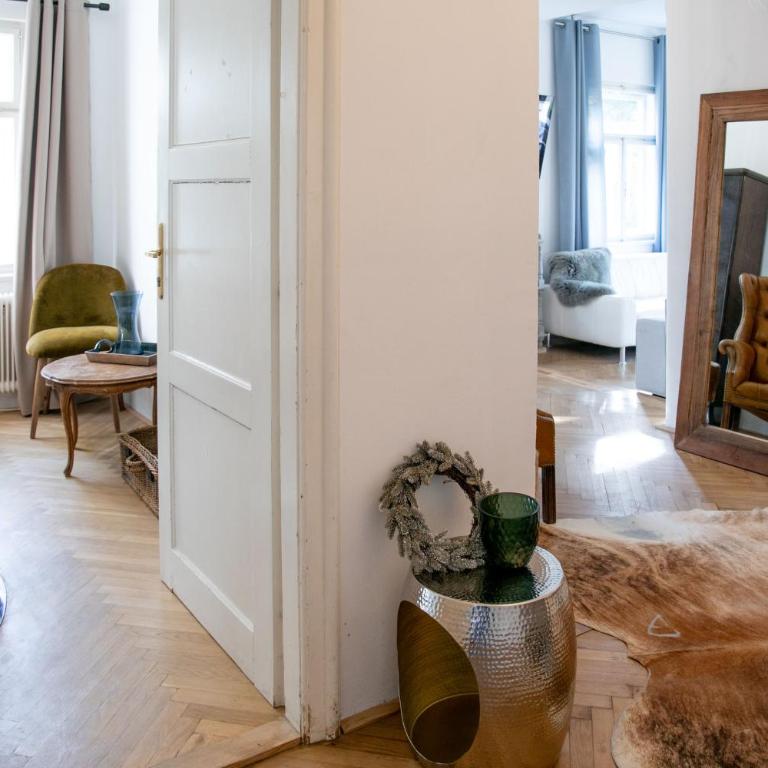 Family Wellhouse Green Garden direct in Salzburg, sunny big garden, up to 16 pax, bikes for free, BBQ, sunbeds, parking for free, 15 min sound of music - Villa - 76