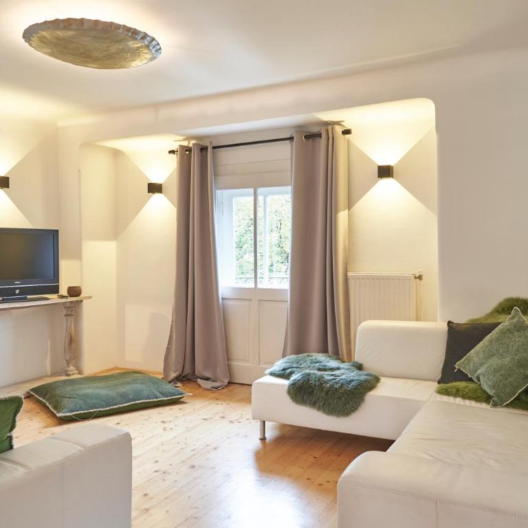 Family Wellhouse Green Garden direct in Salzburg, sunny big garden, up to 16 pax, bikes for free, BBQ, sunbeds, parking for free, 15 min sound of music - Villa - 82