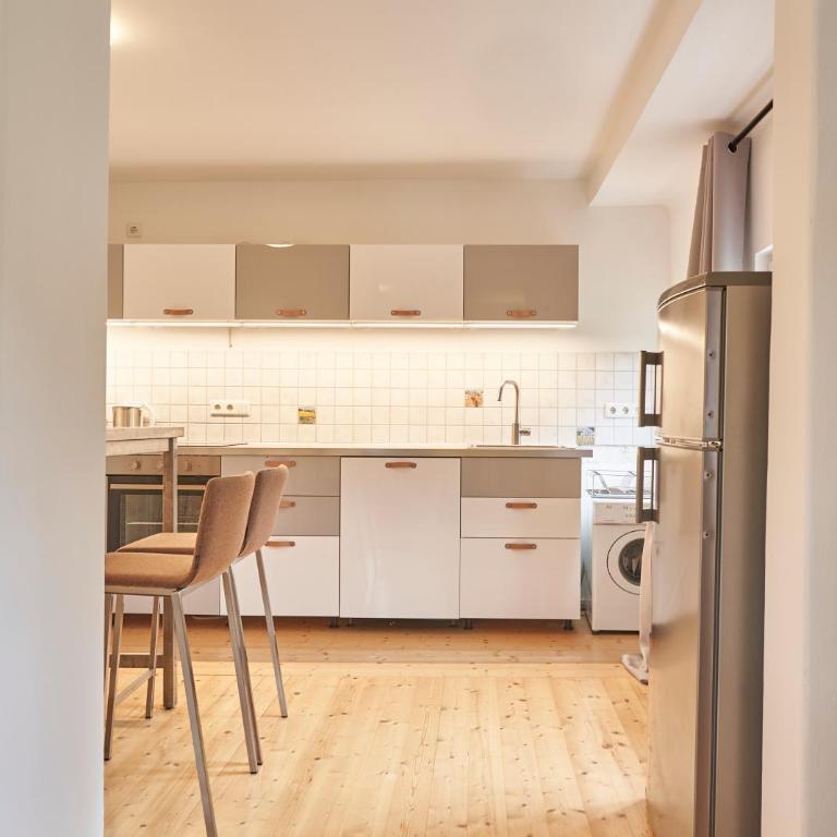 Family Wellhouse Green Garden direct in Salzburg, sunny big garden, up to 16 pax, bikes for free, BBQ, sunbeds, parking for free, 15 min sound of music - Villa - 81