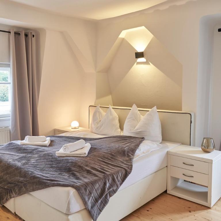 Family Wellhouse Green Garden direct in Salzburg, sunny big garden, up to 16 pax, bikes for free, BBQ, sunbeds, parking for free, 15 min sound of music - Villa - 80