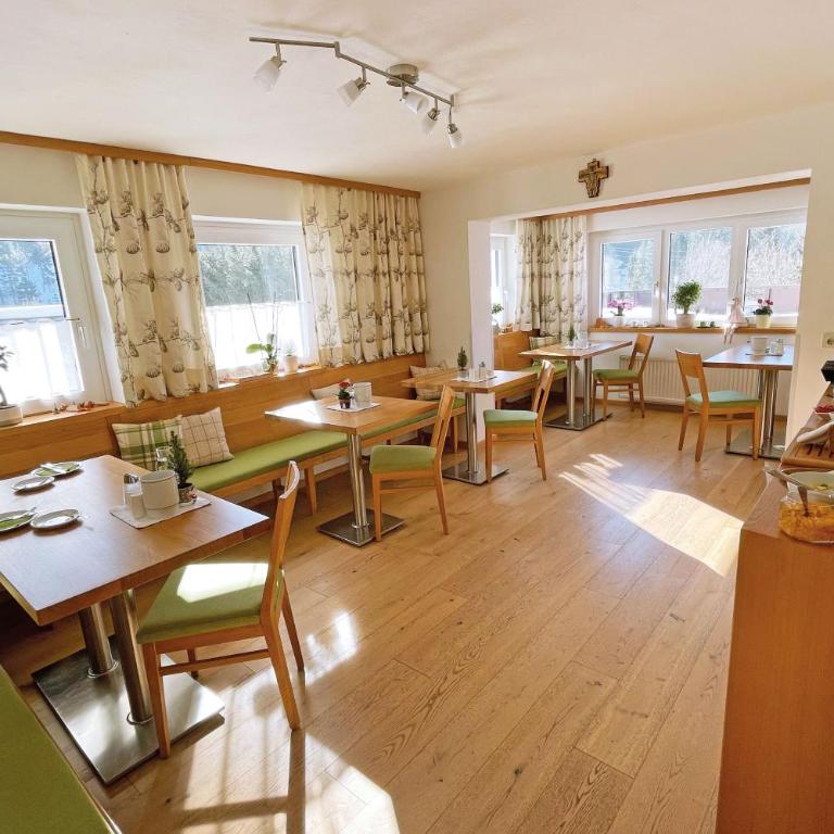 B&B Landhaus Vierthaler - Familienzimmer im Dachgeschoss (2 Erwachsene + 2 Kinder) - 4