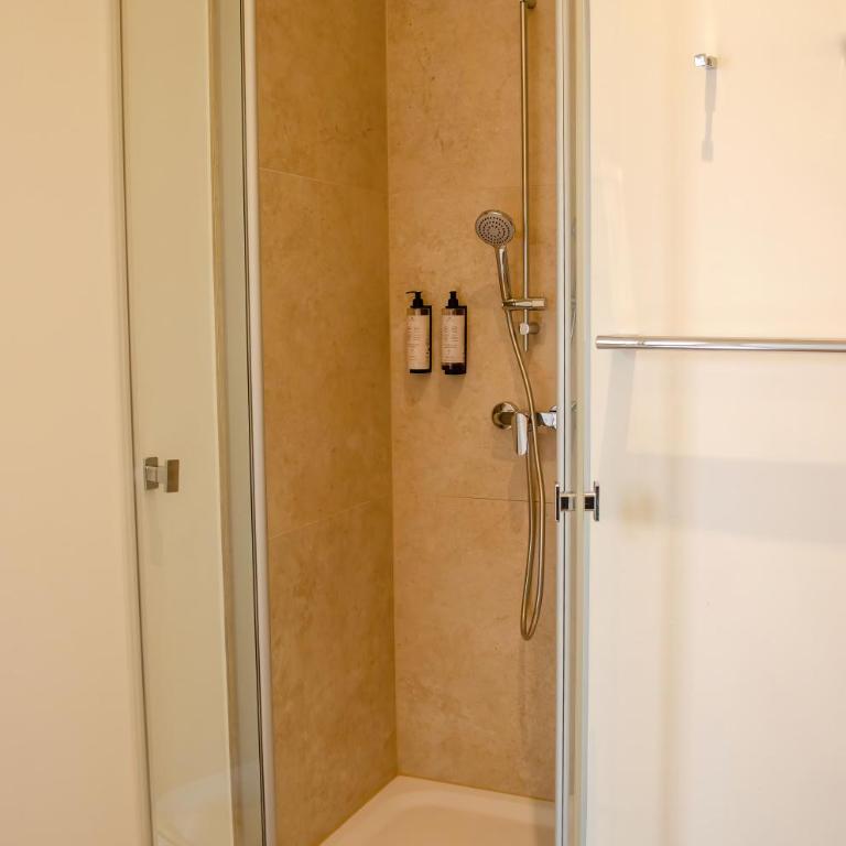 HOMELY STAY Studio 4 - Chic Self-Check-In Room for Short Stays - Studio Lit Queen-Size de Luxe - 12