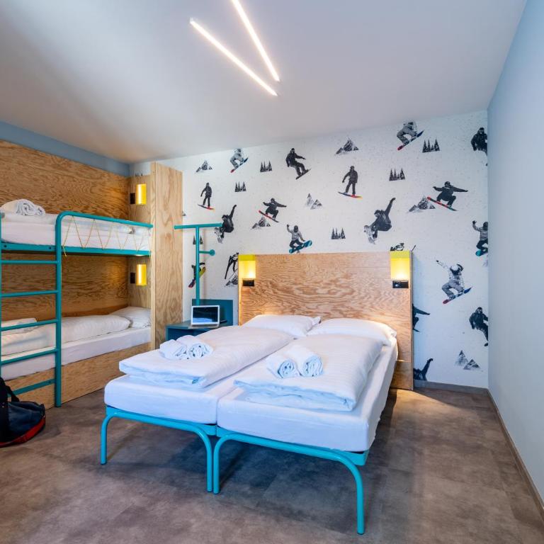 MEININGER Hotel Innsbruck Zentrum - Bett im gemischten Schlafsaal mit 4 Betten - 5