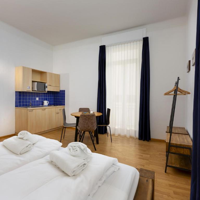 GuestHouse Lugano Center by LR - Camera Familiare con Balcone - 4