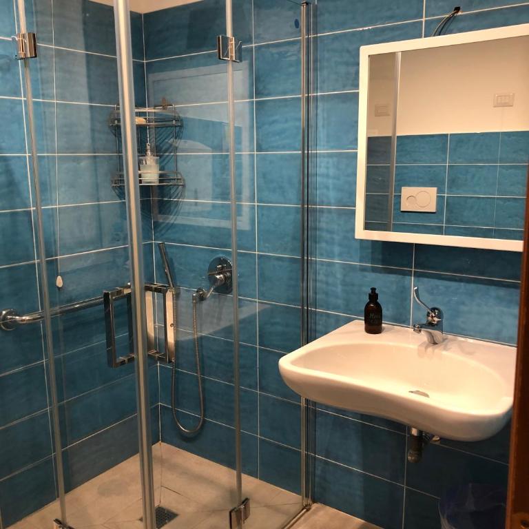 The Beehive Hostel - Posto Letto in Dormitorio con 4 Letti - 9