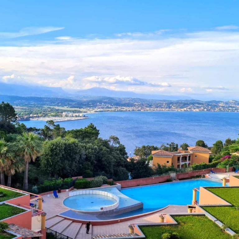 Vue mer et sur la baie de Cannes piscine 450m2 randonnée VTT au pied de l Esterel Manet - Appartement 1 Chambre - 1