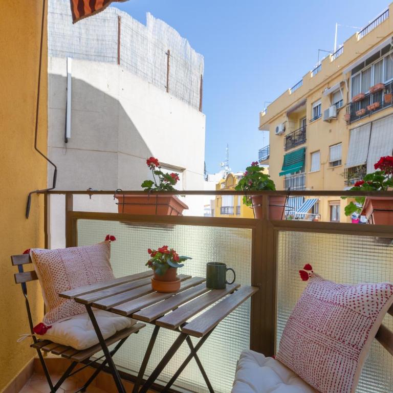 Luminoso apartamento de dos habitaciones con terraza y parking en el centro - Apartamento - 12