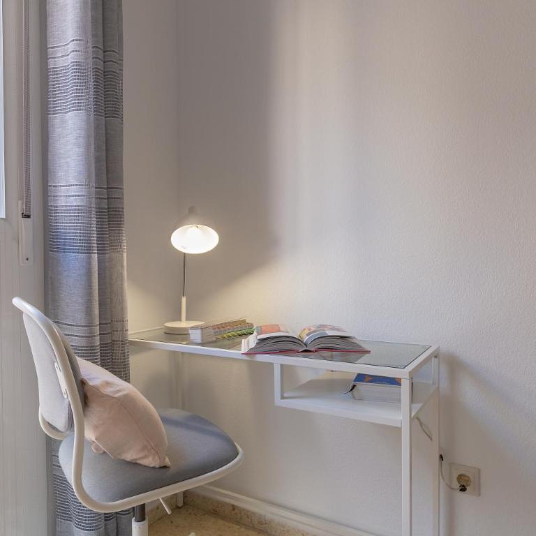 Luminoso apartamento de dos habitaciones con terraza y parking en el centro - Apartamento - 21