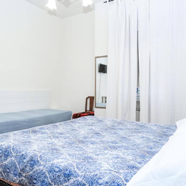 Lia Rooms 3 - Camera Tripla con Bagno in Comune - 4