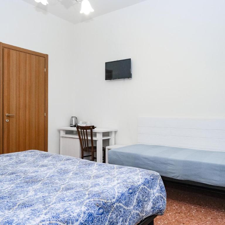Lia Rooms 3 - Camera Tripla con Bagno in Comune - 6