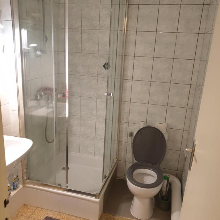 NEW CHEAP PRIVATE ROOM, KITCHEN , OVERWIEUW sea,TRAM on spot, 12 minutes from nice train station with tram , beach in 17 min tram , CHAMBRE PRIVÉE pas cher, cuisine équipée , tram sur place, APERÇU mer, 12 min de la gare de Nice avec le tram, 17 min plage - Habitación Doble - 10