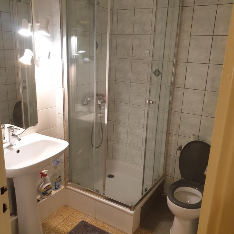 NEW CHEAP PRIVATE ROOM, KITCHEN , OVERWIEUW sea,TRAM on spot, 12 minutes from nice train station with tram , beach in 17 min tram , CHAMBRE PRIVÉE pas cher, cuisine équipée , tram sur place, APERÇU mer, 12 min de la gare de Nice avec le tram, 17 min plage - Habitación Doble - 11