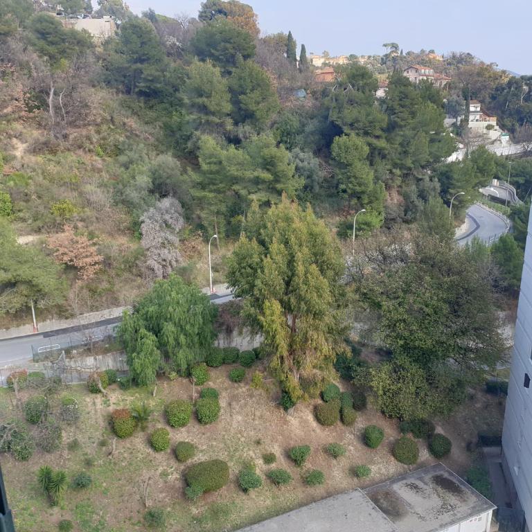 NEW CHEAP PRIVATE ROOM, KITCHEN , OVERWIEUW sea,TRAM on spot, 12 minutes from nice train station with tram , beach in 17 min tram , CHAMBRE PRIVÉE pas cher, cuisine équipée , tram sur place, APERÇU mer, 12 min de la gare de Nice avec le tram, 17 min plage - Habitación Doble - 12