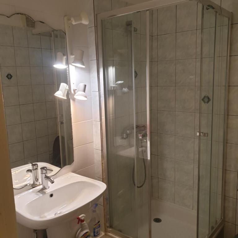 NEW CHEAP PRIVATE ROOM, KITCHEN , OVERWIEUW sea,TRAM on spot, 12 minutes from nice train station with tram , beach in 17 min tram , CHAMBRE PRIVÉE pas cher, cuisine équipée , tram sur place, APERÇU mer, 12 min de la gare de Nice avec le tram, 17 min plage - Habitación Doble - 2