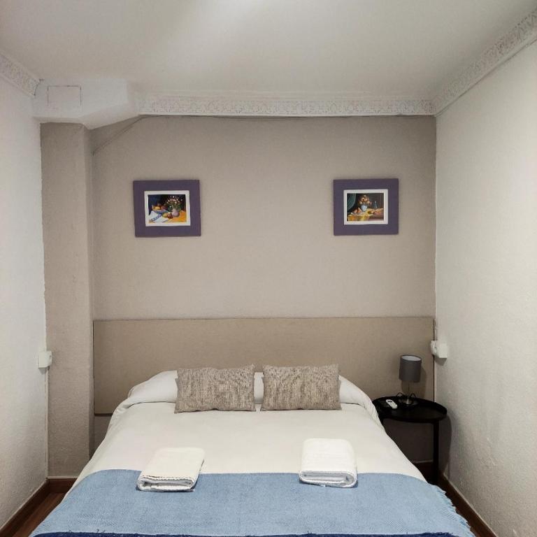 Pensión Zacatin - Economy Double Room with Interior View - 2