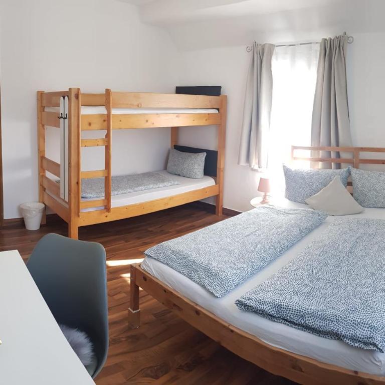 House LA Neuschwanstein Blick - Budget City Hotel - Vierbettzimmer mit privatem externen Bad - 1