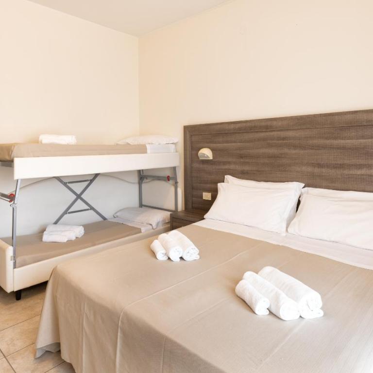 Hotel Edelweiss Riccione - Camera Quadrupla con Balcone - 25