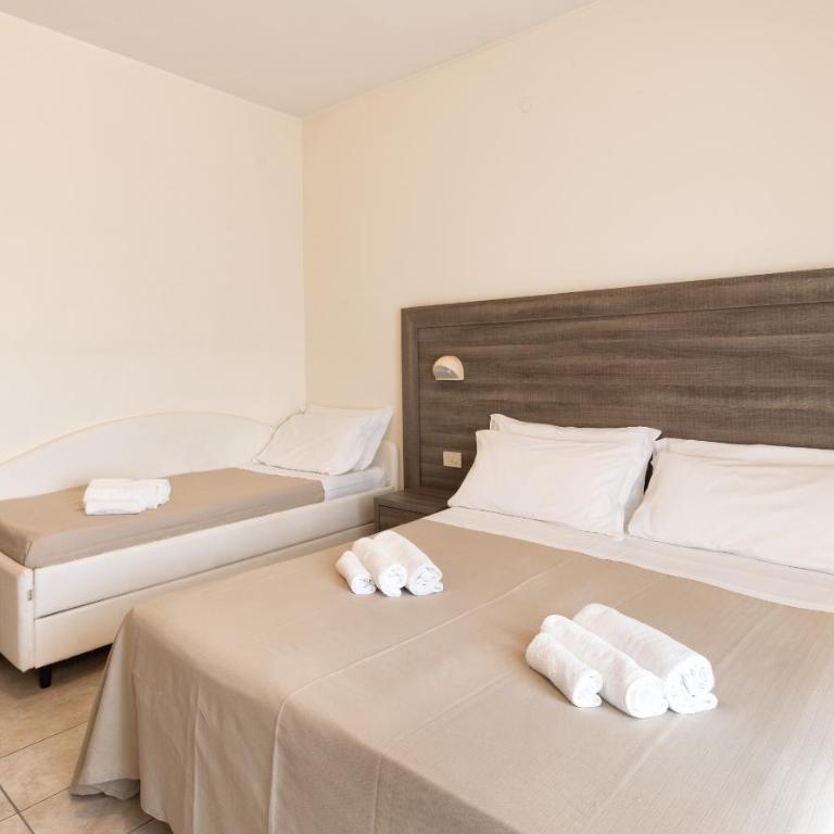 Hotel Edelweiss Riccione - Camera Tripla con Balcone - 12