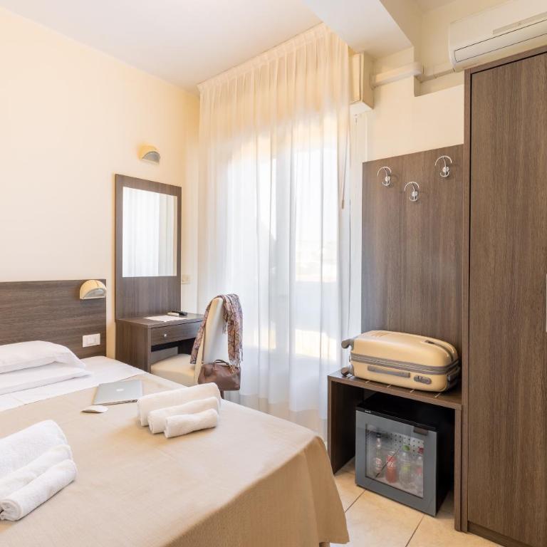 Hotel Edelweiss Riccione - Camera Matrimoniale con Letto a una Piazza e Mezza - 16