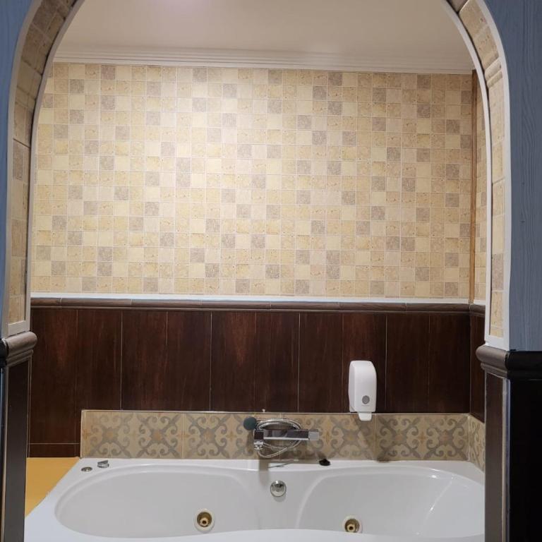 Hostal Avenida Andalucia - Solo Adultos - Habitación Doble Económica con bañera de hidromasaje - 4