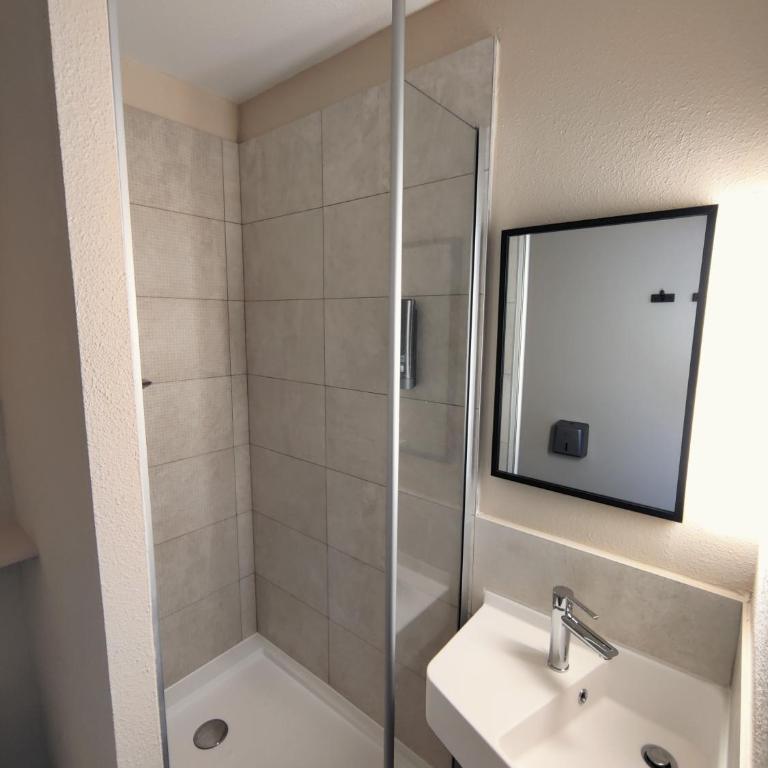 B&B HOTEL La Rochelle Centre Les Minimes - Chambre Triple (2 Adultes & 1 Enfant) - 2