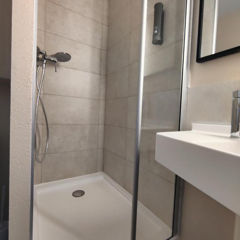 B&B HOTEL La Rochelle Centre Les Minimes - Chambre Triple (2 Adultes & 1 Enfant) - 4
