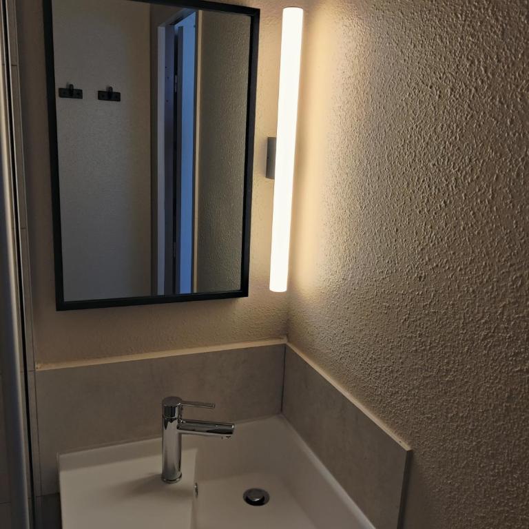 B&B HOTEL La Rochelle Centre Les Minimes - Chambre Triple (2 Adultes & 1 Enfant) - 1
