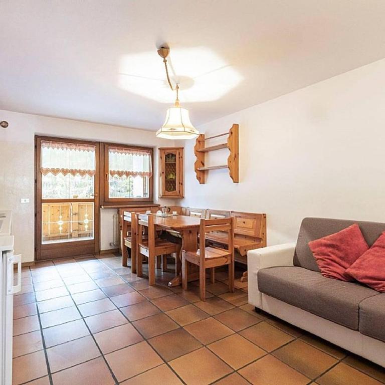 Cesa Testa - Appartamento con 2 Camere da Letto e Balcone - 4