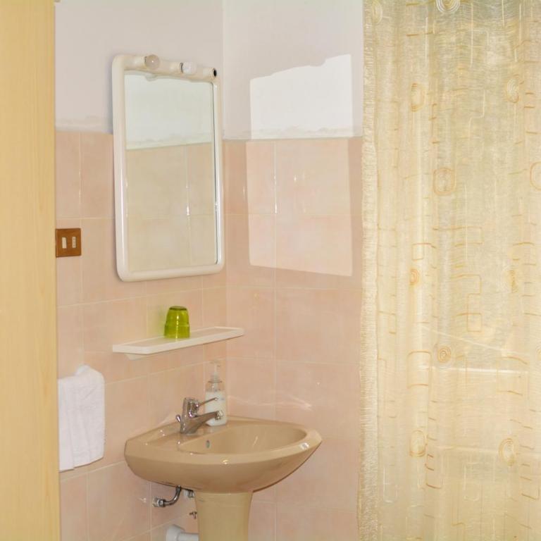 HOTEL LA MADUNINA - Standard Double Room - 4