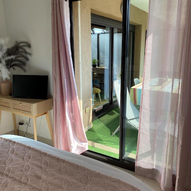 T2 proche de la gare, à 10 minutes à pieds de la Croisette, piscine & parking dans résidence de haut standing - Appartement 1 Chambre - 34