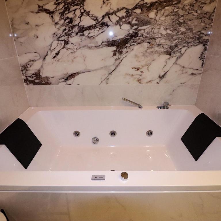 Aron Only Suites Bed and Breakfast - Suite Deluxe con Vasca Idromassaggio - 8